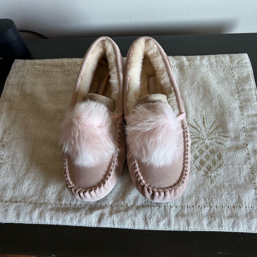 NWT pink Ugg slippers